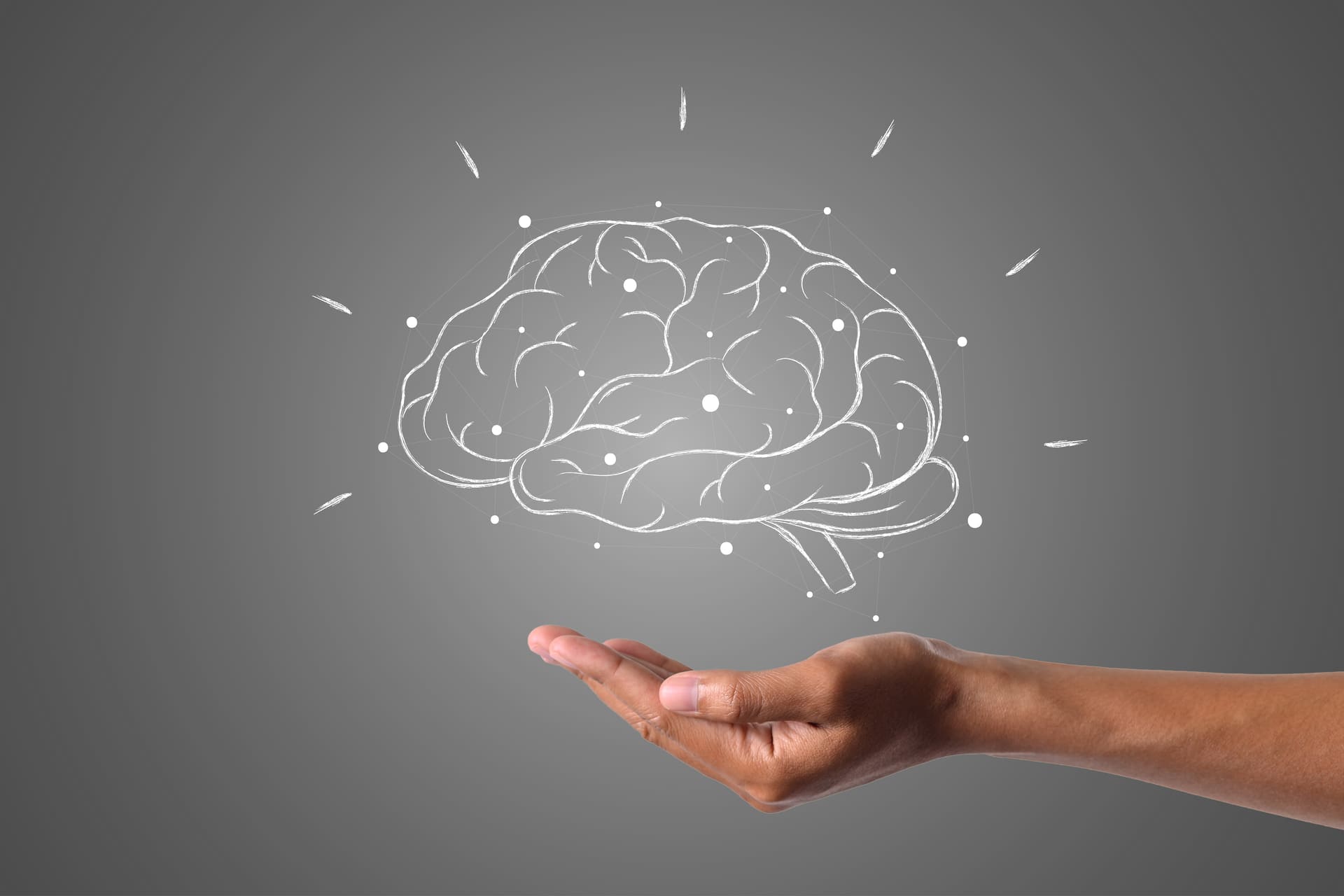 il-cervello-scrive-con-il-gesso-bianco-e-portata-di-mano-disegna-il-concetto